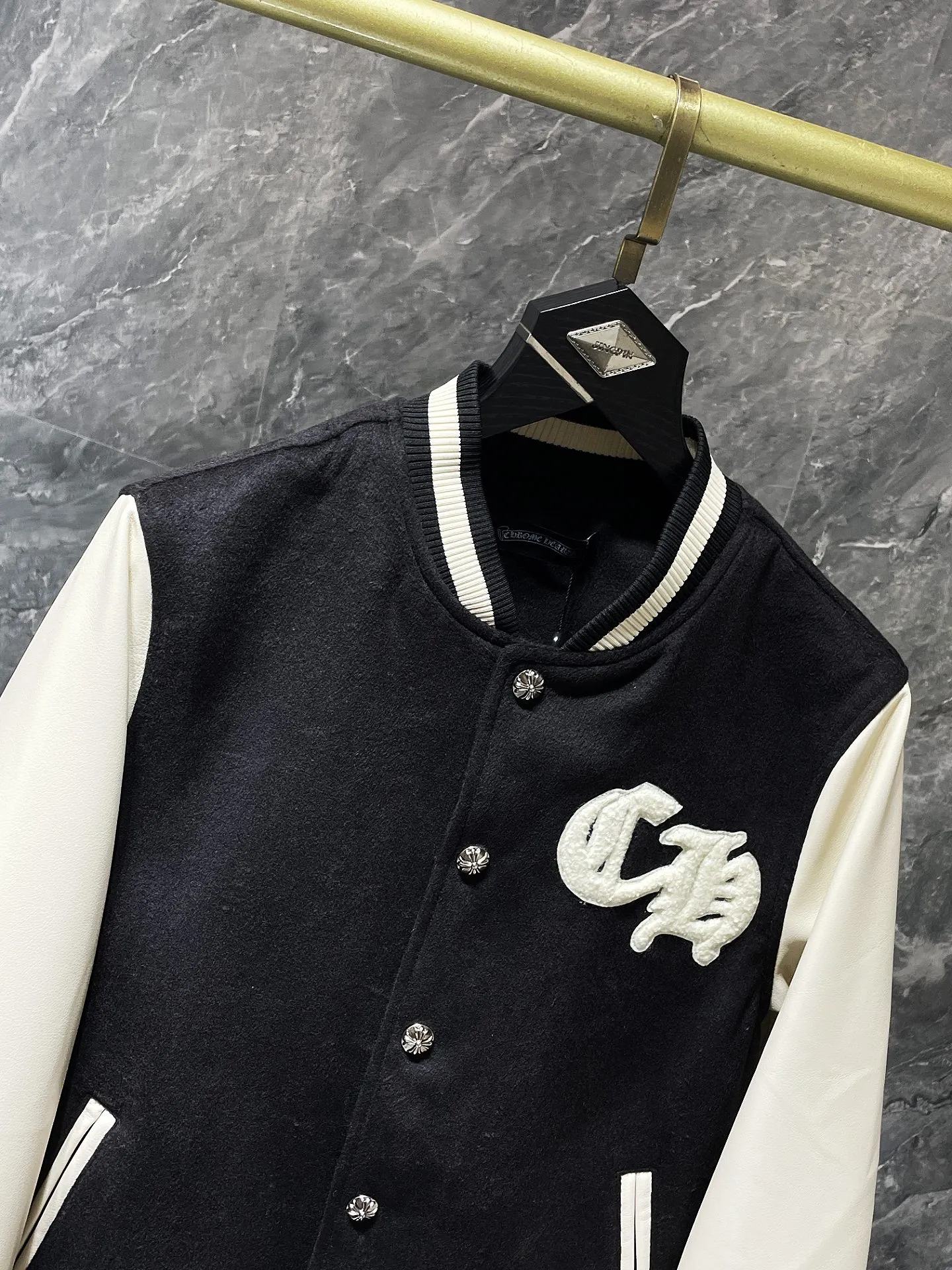 P436 new highest version! Chrome Hearts 🍁Winter clothing is here🍁 Sanskrit cross woolen leather sleeves spliced ​​with baseball embroidery cotton clothing, heavy embroidery ➕ both sleeves and the whole leather. Counter synchronization, heavy industry! ! Customized version of thickened woolen fabric, silk lining, customized version of hardware, not the ordinary version on the market! ! 🌈Recommended color: black and white color matching🌈Code number: S, M, L, XL